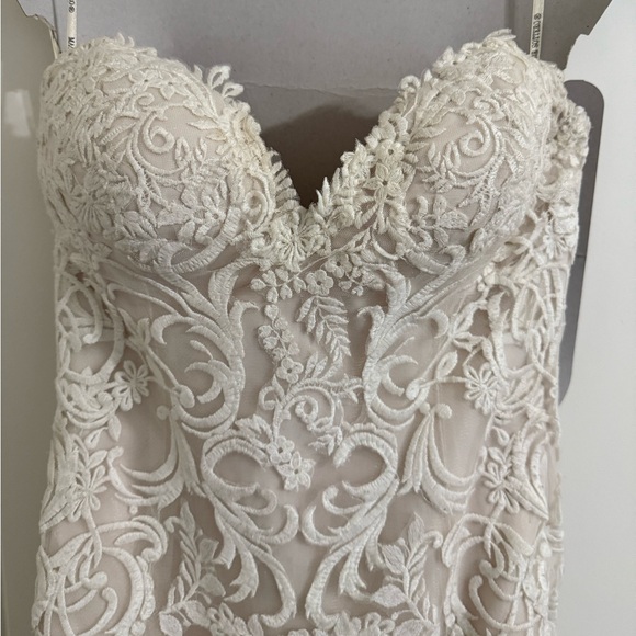 Maggie Sottero Wedding Dress
Strapless Sweetheart Neckline Trumpet Style - Picture 5 of 12